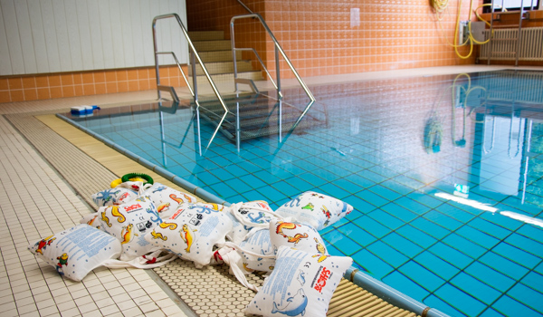 Leerer Pool vor Schwimmkurs