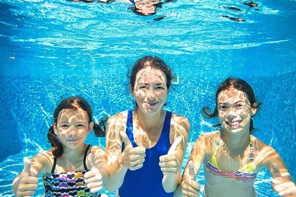 Familie unter Wasser