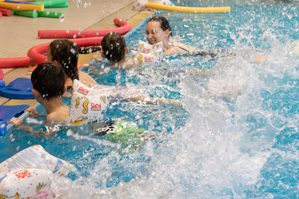 Kinder beim Schwimmkurs